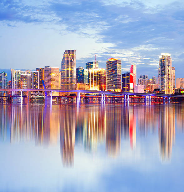 플로리다 마이애미 시내, 야간 스카이라인을 감상하실 수 있습니다. - miami florida skyline panoramic florida 뉴스 사진 이미지