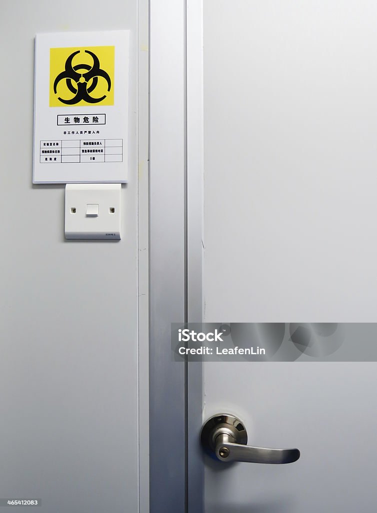 Porte de laboratoire avec des panneaux de danger - Photo de Banc libre de droits