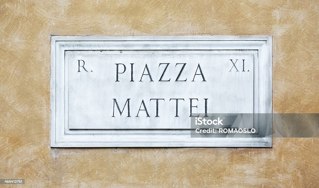 Piazza マッテイ道路名の標識で、ローマ（イタリア） - ひびが入ったのロイヤリティフリーストックフォト