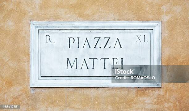 Piazza マッテイ道路名の標識でローマイタリア - ひびが入ったのストックフォトや画像を多数ご用意 - ひびが入った, イタリア, イタリア ローマ