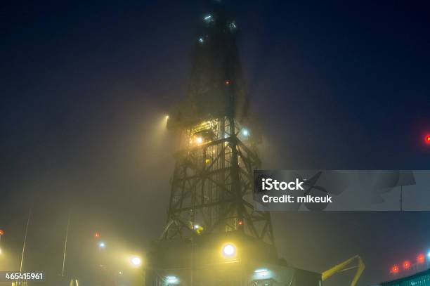 Plataforma En Una Plataforma Petrolífera En El Mar De Niebla Noche Foto de stock y más banco de imágenes de Escalera