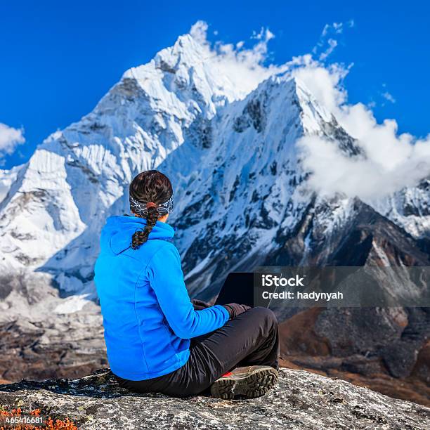 Женщина С Помощью Ноутбука На Гору Эверест Национальный Парк Непал — стоковые фотографии и другие картинки 20-24 года