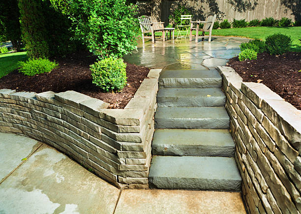 jardin paysager cour et patio de pavé de pierre mur à quelques pas, - landscaped retaining wall wall stone photos et images de collection