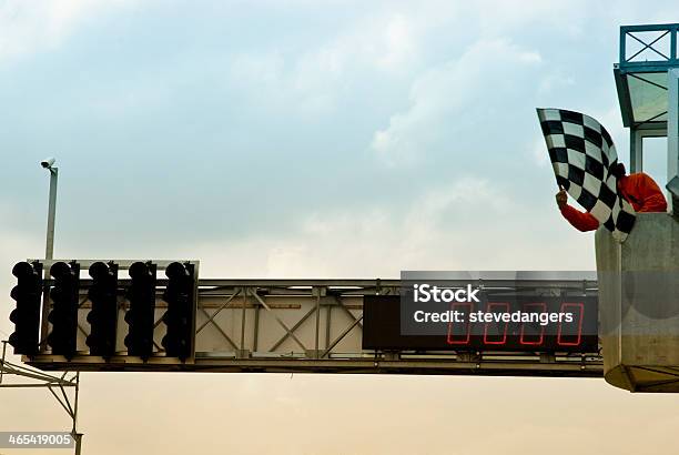 Corrida Sobre - Fotografias de stock e mais imagens de Linha de Chegada - Linha de Chegada, Bandeira, Pista de Corrida