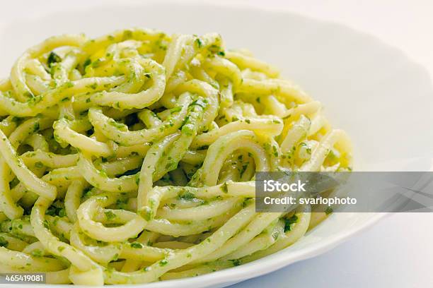 Foto de Espaguete Com Molho Pesto e mais fotos de stock de Pesto - Pesto, Espaguete, Fundo Branco