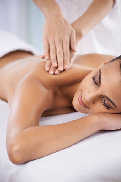 perfetta per me-time - pampering massaging indoors adult foto e immagini stock