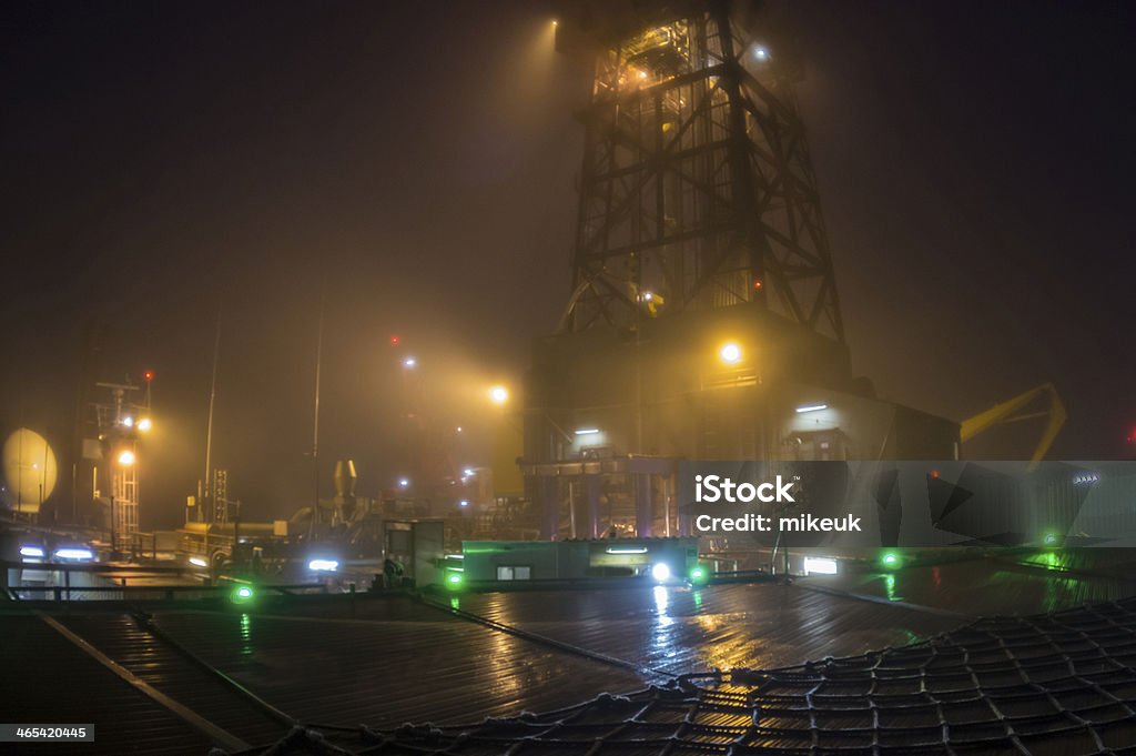 Plateforme pétrolière offshore plateforme sur un brouillard nuit - Photo de Brouillard libre de droits