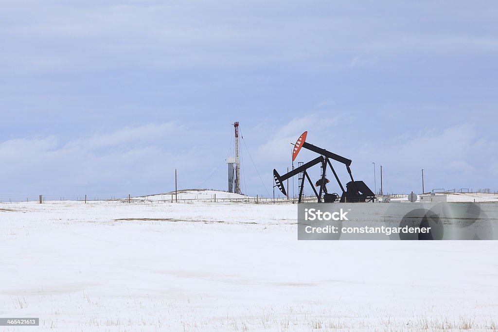 Plataforma de Petróleo e A bomba Jacks em uma paisagem de Inverno - Royalty-free Alberta Foto de stock