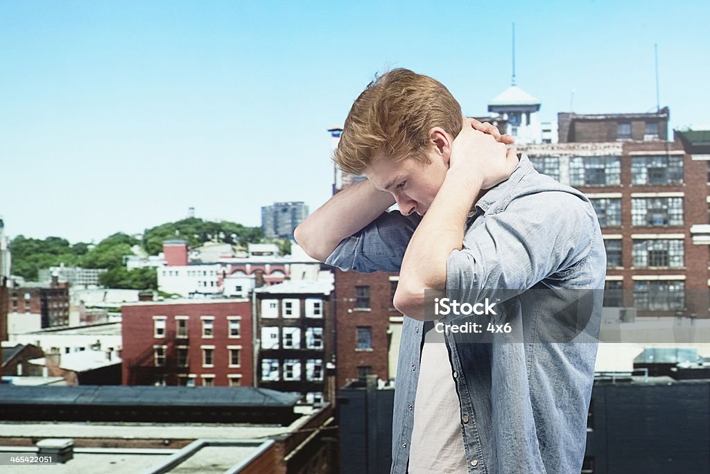 Mann stehen in der Stadt und die jeans - Lizenzfrei Am Telefon Stock-Foto