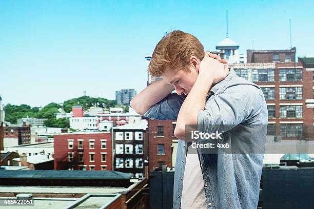 Photo libre de droit de Homme Debout En Face De La Ville Et Porté Des Jeans banque d'images et plus d'images libres de droit de Adulte