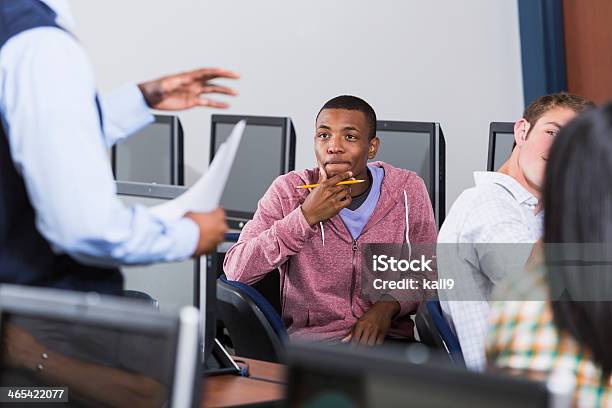 Foto de Afroamericana Estudante Com Computador Classe Assistindo Instrutor e mais fotos de stock de Colégio - Educação