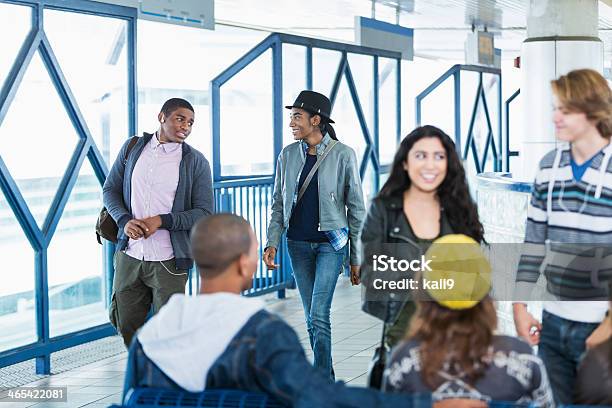 Photo libre de droit de Couple Marcher Jusquà La Gare Ferroviaire banque d'images et plus d'images libres de droit de 14-15 ans - 14-15 ans, 16-17 ans, 18-19 ans