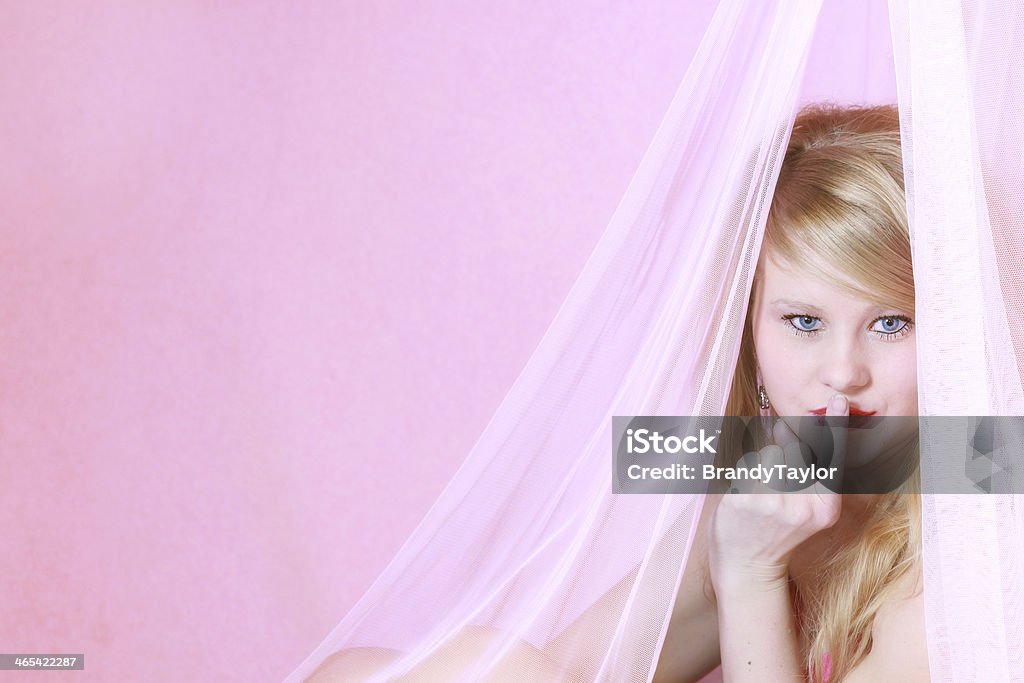 Shhhhh. Девушка в розовом - Стоковые фото 18-19 лет роялти-фри