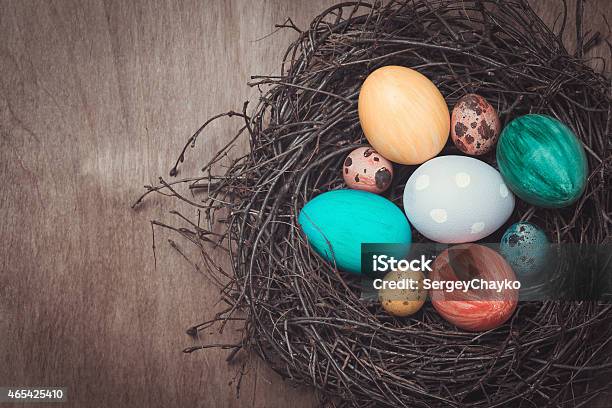 Bunte Ostern Eier In Einem Nest Auf Rustikalen Stil Stockfoto und mehr Bilder von 2015