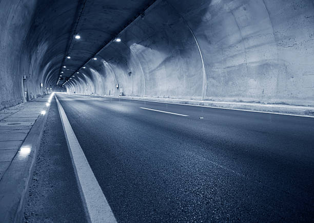 внутри тоннеля - night tunnel indoors highway стоковые фото и изображения