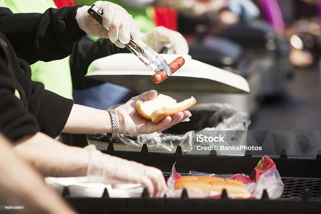 Tailgate de pique-nique ou un Hotdog classiques passer au Buffet, petit pain - Photo de Pique-nique improvisé près de la voiture libre de droits