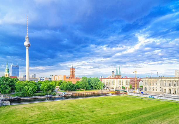 зеленый berlin - berlin germany overcast dramatic sky skyline стоковые фото и изображения