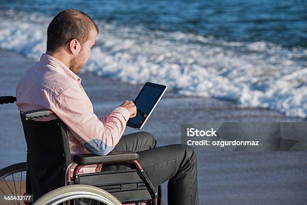 Foto de Desativado Jovem Usando O Touchpad e mais fotos de stock de Adolescente - Adolescente, Adolescência, Adulto