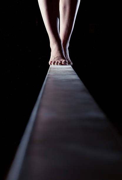 gimnasta'cuadrados en barra de equilibrio - barra de equilibrio fotografías e imágenes de stock