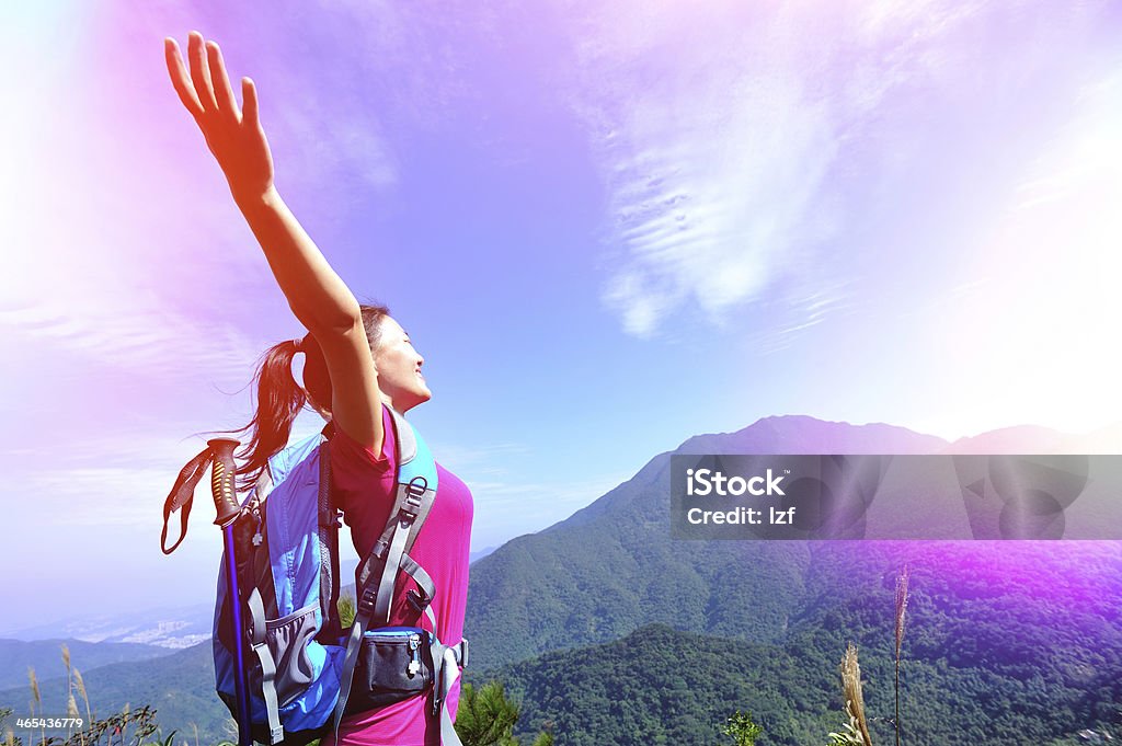 Escursioni felice donna godere di un bel paesaggio in cima alla montagna - Foto stock royalty-free di Ambientazione esterna