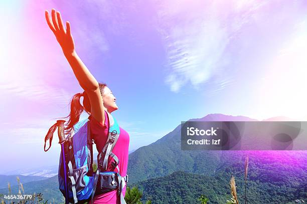 Escursioni Felice Donna Godere Di Un Bel Paesaggio In Cima Alla Montagna - Fotografie stock e altre immagini di Ambientazione esterna