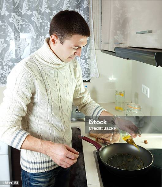 Mann Kochen Rohe Steak At Home Küche Stockfoto und mehr Bilder von Aktivitäten und Sport - Aktivitäten und Sport, Bewegung, Bratpfanne