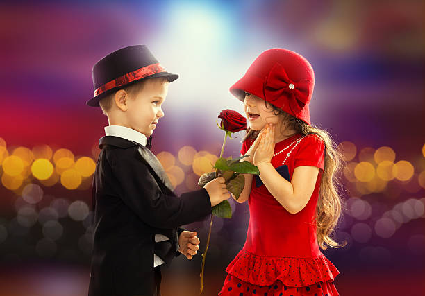 adorable niño pequeño que una rose a girl - possing love passion romance fotografías e imágenes de stock