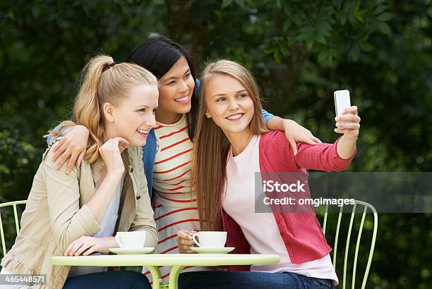 Teenager Mädchen Nehmen Foto Auf Mobiltelefon Im Café Im Freien Stockfoto und mehr Bilder von 14-15 Jahre