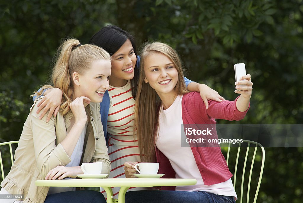 Meninas Adolescentes a tirar foto com telefone móvel no café ao ar livre - Royalty-free 14-15 Anos Foto de stock