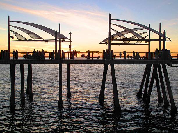 a redondo beach pier al atardecer - redondo beach fotografías e imágenes de stock