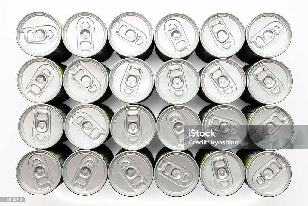 Isolado foto de duas dezenas de bebidas latas sobre fundo branco - Foto de stock de Em cima de royalty-free