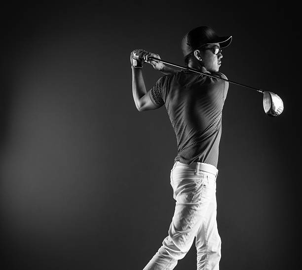 мужской гольфист - golf swing golf teeing off men стоковые фото и изображения