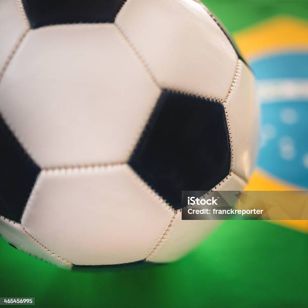 Fondo De Bandera De Brasil Con Pelota De Fútbol Foto de stock y más banco de imágenes de 2014 - 2014, Bandera, Bandera brasileña