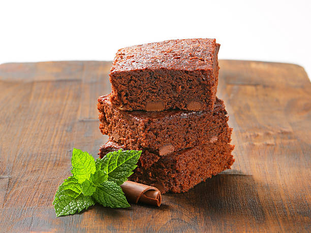 brownies con gocce di cioccolato - chocolate part of portion chocolate shaving foto e immagini stock