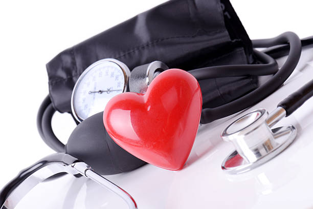 coração check - equipment listening red stethoscope - fotografias e filmes do acervo
