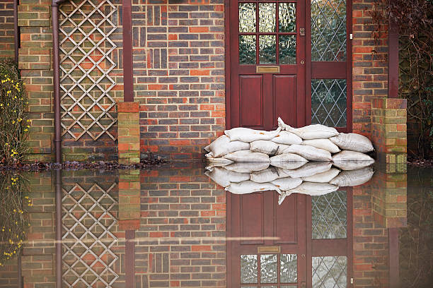 los sacos de arena cerca de la puerta interna durante difusión - flood fotografías e imágenes de stock