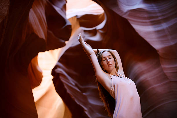 super süßes mädchen mit roten felsen von antelope canyon - canyon heaven sunbeam arizona stock-fotos und bilder