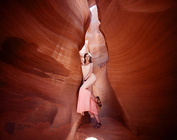 super linda chica está rodeado de red acantilados de cañón del antílope - canyon heaven sunbeam arizona fotografías e imágenes de stock