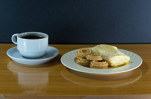 still life tazza di caffè e torte e biscotti - marmalade baked biscuit brown foto e immagini stock
