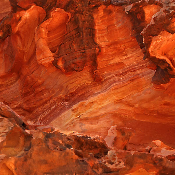 australian red rock hintergrund - watarrka national park stock-fotos und bilder