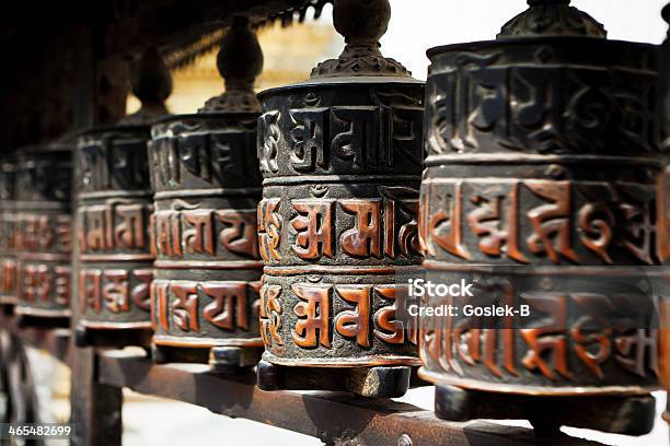 Foto de Templo Swayambhunath Sinos Do Vale De Kathmandu e mais fotos de stock de Cultura tibetana - Cultura tibetana, Pashupatinath, Povo Tibetano