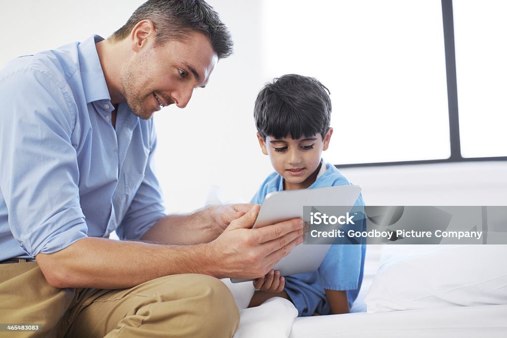 Visite su little boy in hospital - Foto de stock de 35-39 años libre de derechos