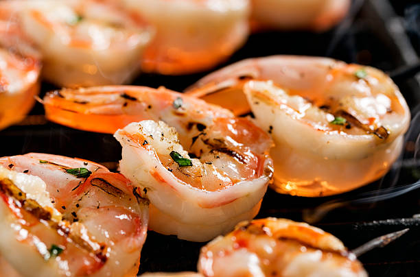 kebabs camarones a la parrilla - grilled shrimp fotos fotografías e imágenes de stock