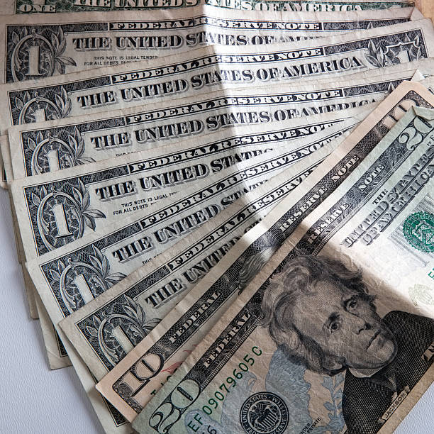 close-up de -- dólares americanos, espalhar - twenty dollar bill us currency currency fanned out imagens e fotografias de stock