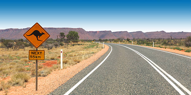 segno di canguro sulla strada di kings canyon australia - kings park foto e immagini stock