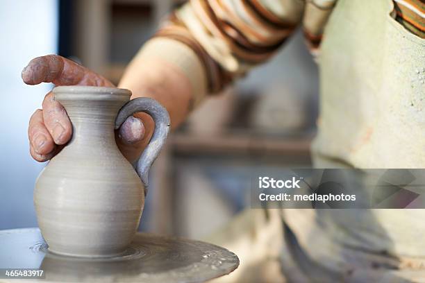 Cerámica De Trabajo Foto de stock y más banco de imágenes de Adulto - Adulto, Agarrar, Alfarero