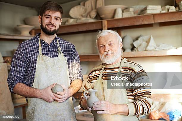 2 つの世代の Potters - ポートレートのストックフォトや画像を多数ご用意 - ポートレート, 陶芸品, 20代