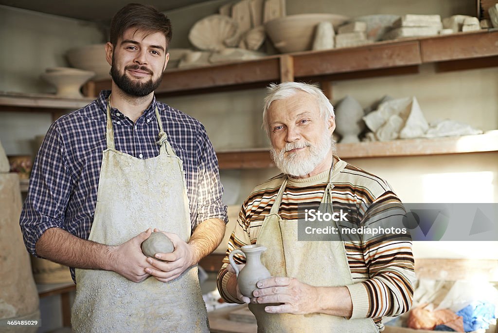 Duas gerações de ceramistas - Foto de stock de Cerâmica - Artesanato royalty-free