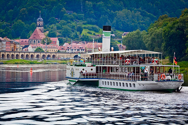 bateau à vapeur sur la rivière elbe, en allemagne - konigstein photos et images de collection