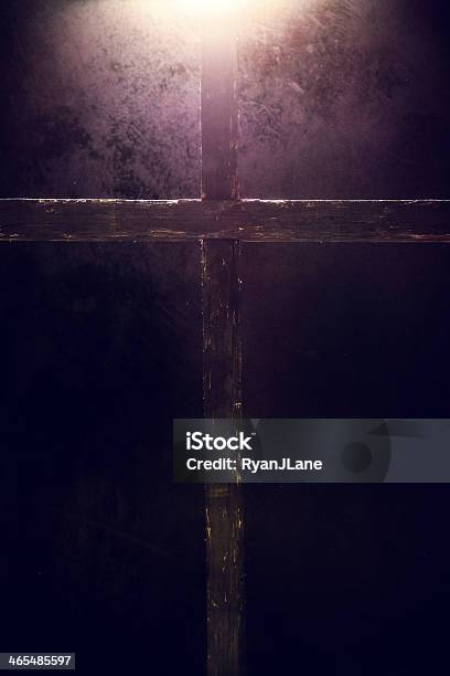 Escuro Cruz Com Luz Retroprojector - Fotografias de stock e mais imagens de Alto-Contraste - Alto-Contraste, Catolicismo, Cristianismo